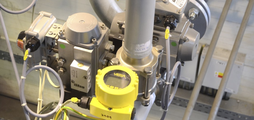 Conversion/production of alternative fuel from process gases using Fischer-Tropsch synthesis